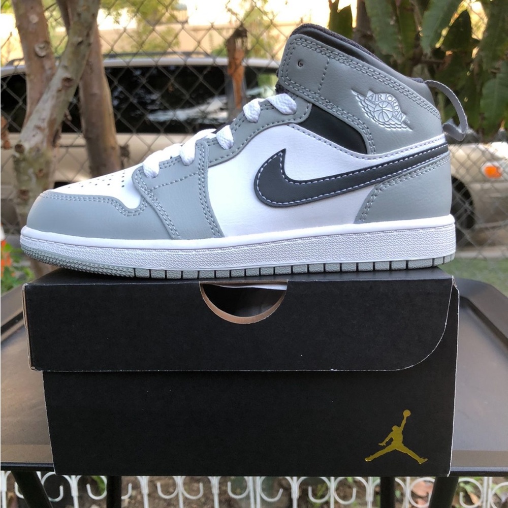 Air Jordan 1 Mid “Light Smoke Grey” Size 10c Toddler